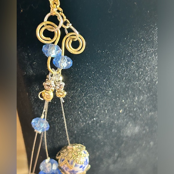 Floating Illusion Blue Floral beaded necklace - Picture 4 of 14